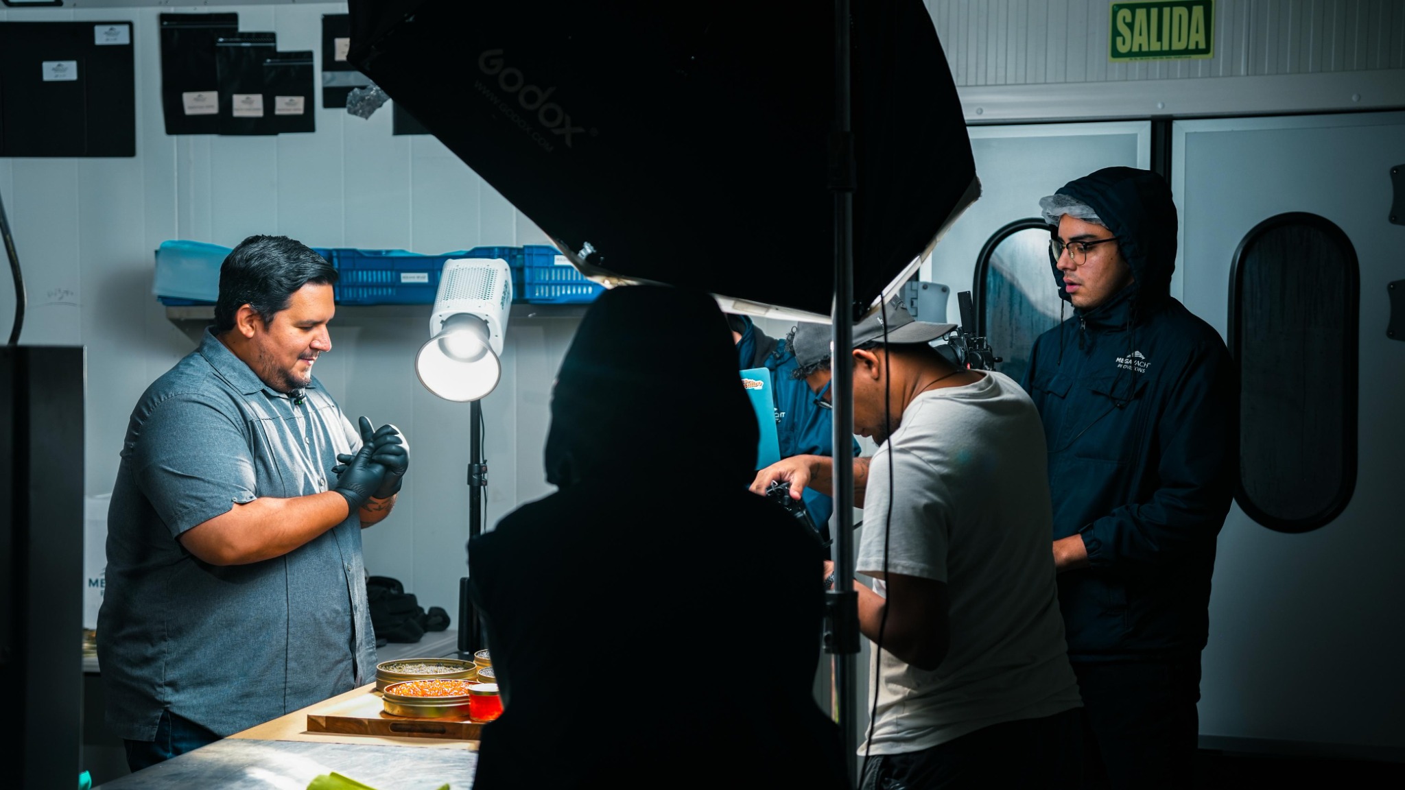 Equipo durante producción gastronómica