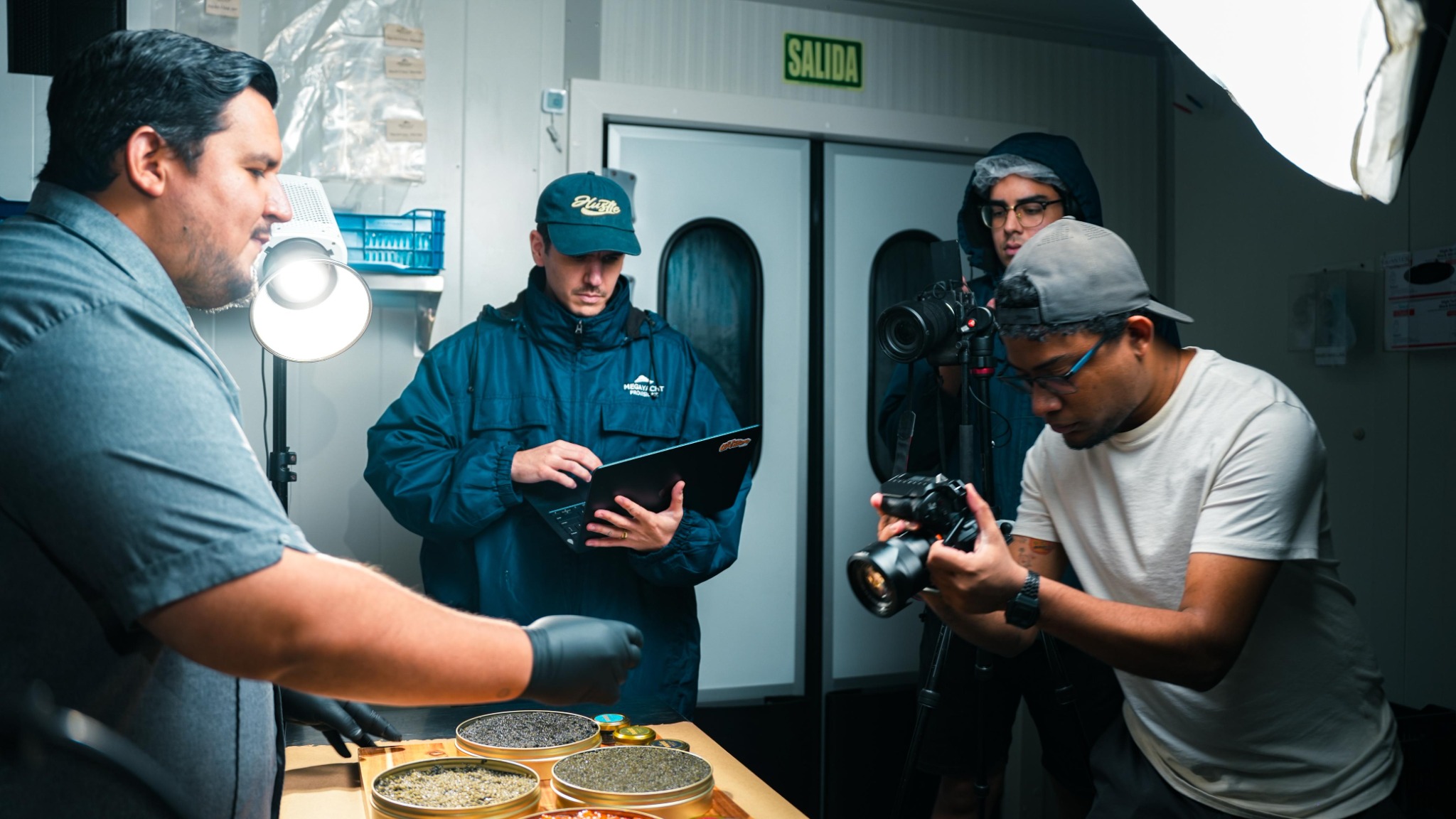 Equipo de fotografía en producción comercial